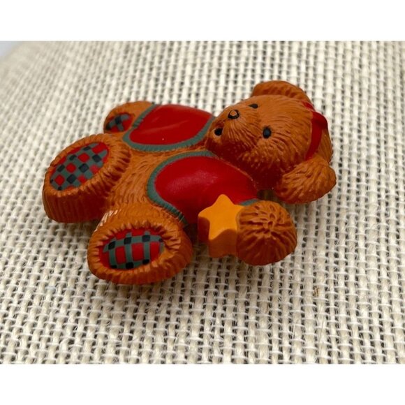Vintage Hallmark Teddy Bear Brooch Pin Holding Christmas Star Retro 90s - Picture 4 of 6